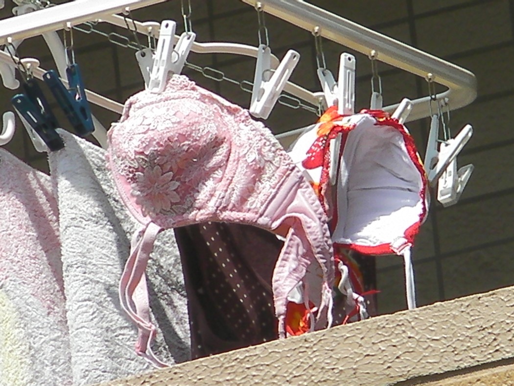 素人娘達のベランダに干されたシミ付き下着の撮影盗難エロ画像10枚目