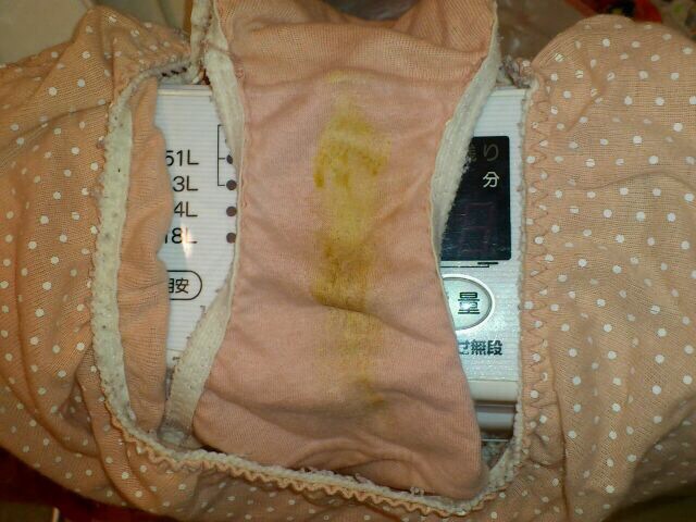 姉の下着のクロッチがまん汁で汚れて臭う洗濯機内盗撮エロ画像1枚目