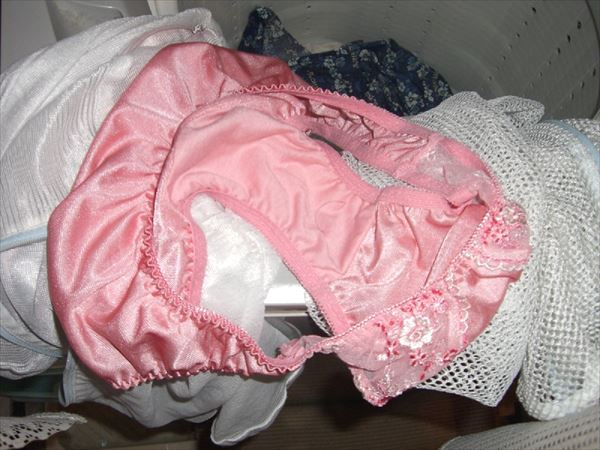 姉の下着のクロッチがまん汁で汚れて臭う洗濯機内盗撮エロ画像6枚目
