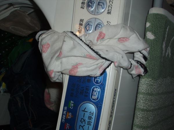 姉の下着のクロッチがまん汁で汚れて臭う洗濯機内盗撮エロ画像9枚目