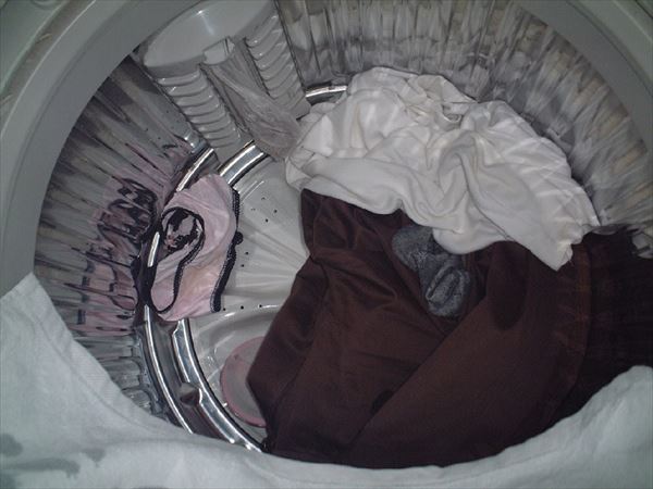 姉の下着のクロッチがまん汁で汚れて臭う洗濯機内盗撮エロ画像10枚目