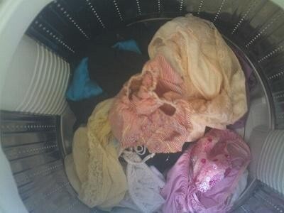 姉の下着のクロッチがまん汁で汚れて臭う洗濯機内盗撮エロ画像12枚目