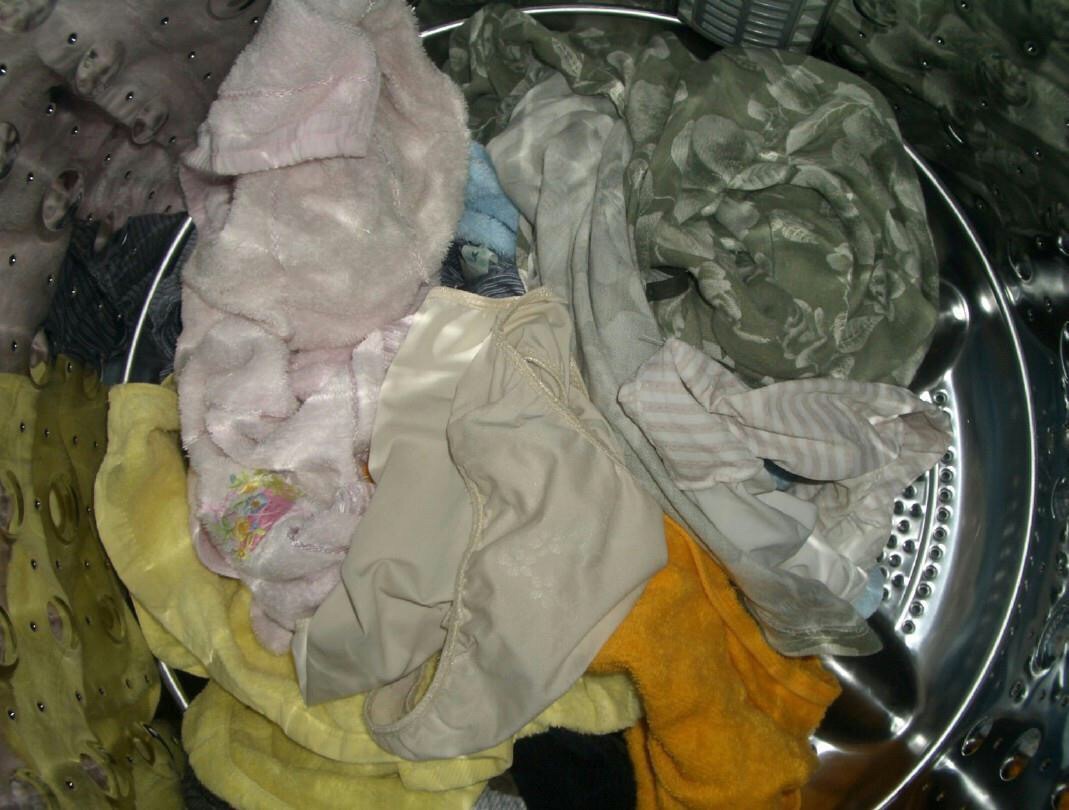 姉の下着のクロッチがまん汁で汚れて臭う洗濯機内盗撮エロ画像16枚目