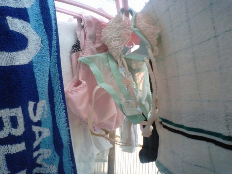 実姉のベランダに干された洗濯済み下着の写メ盗撮の流出エロ画像1枚目