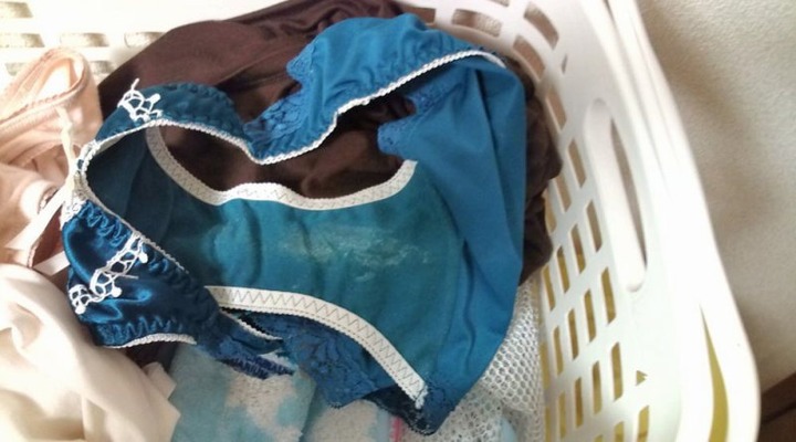 美人姉の洗濯機の中で発見した芳しいシミ付き下着の盗撮エロ画像7枚目