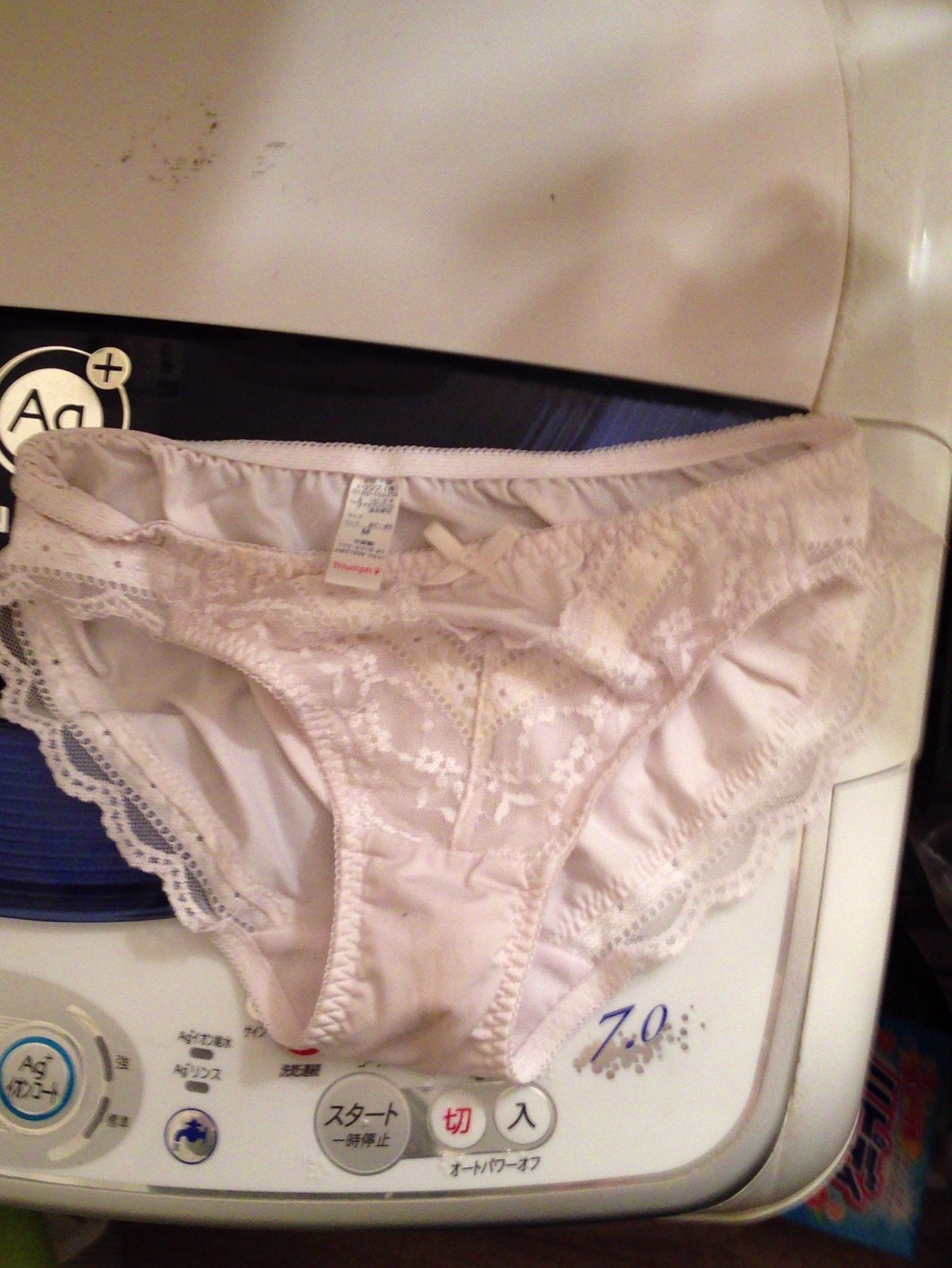 美人姉の洗濯機の中で発見した芳しいシミ付き下着の盗撮エロ画像10枚目