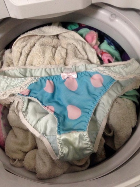 美人姉の洗濯機の中で発見した芳しいシミ付き下着の盗撮エロ画像16枚目