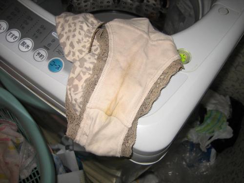若嫁の洗濯機中の可愛いフルバックパンティ下着盗撮エロ画像7枚目