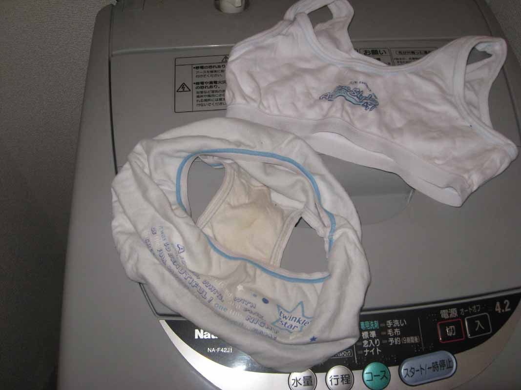 若嫁の洗濯機中の可愛いフルバックパンティ下着盗撮エロ画像8枚目