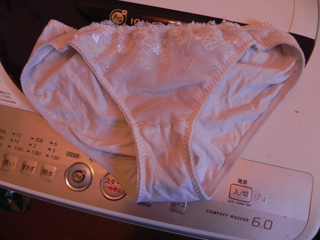 若嫁の洗濯機中の可愛いフルバックパンティ下着盗撮エロ画像10枚目
