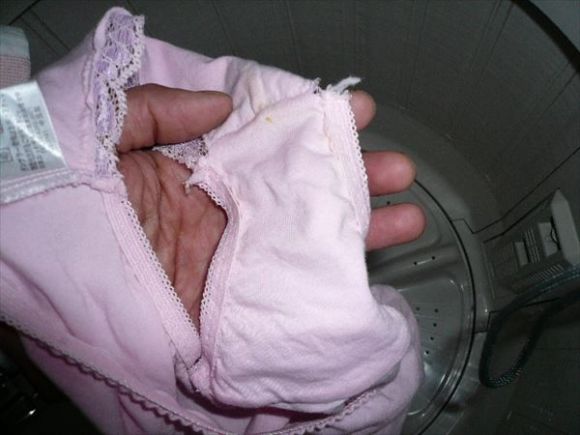 姉妹の洗濯機の中で見つけたまん汁汚れ下着の盗撮流出エロ画像5枚目
