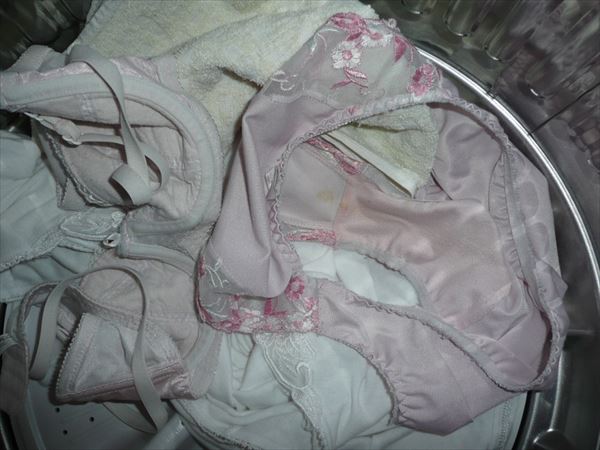 姉妹の洗濯機の中で見つけたまん汁汚れ下着の盗撮流出エロ画像6枚目