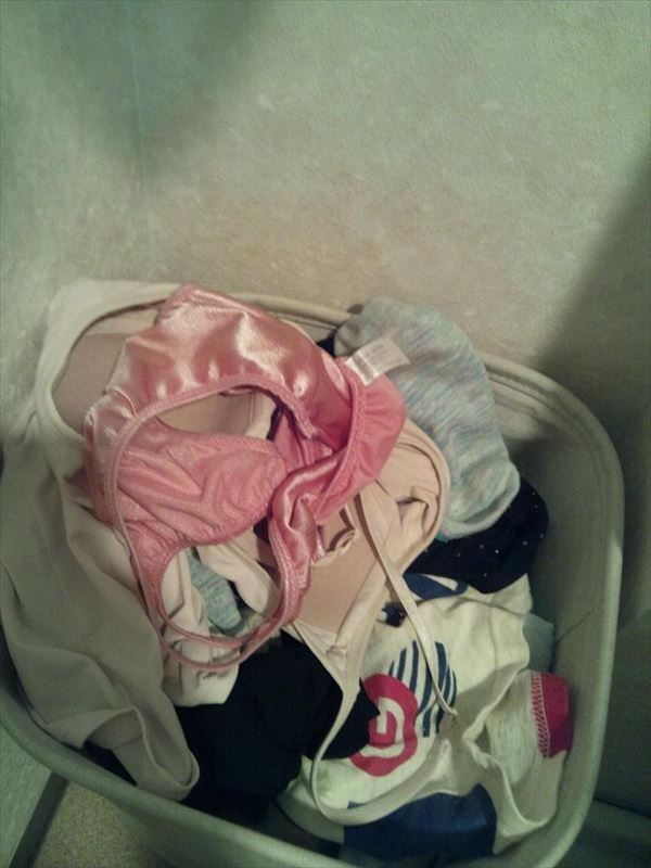 姉妹の洗濯機の中で見つけたまん汁汚れ下着の盗撮流出エロ画像7枚目