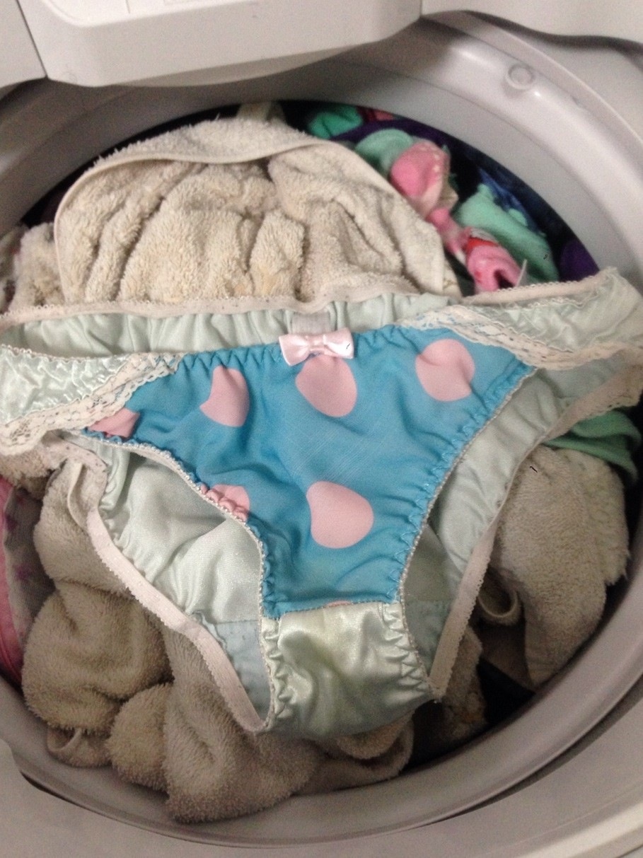 姉妹の洗濯機の中で見つけたまん汁汚れ下着の盗撮流出エロ画像15枚目