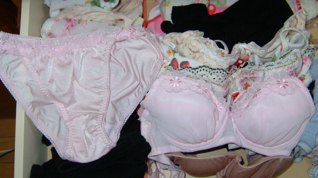 妹のタンスの中の発見したピンク色の可愛い下着盗撮エロ画像7枚目