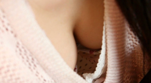 若妻や幼妻の母乳滴る巨乳や乳首の露出した谷間盗撮エロ画像12枚目