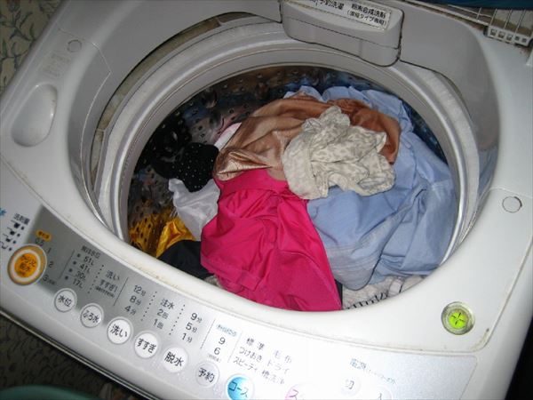 美人姉の洗濯機の中はクロッチにマン汁臭う下着盗撮エロ画像8枚目