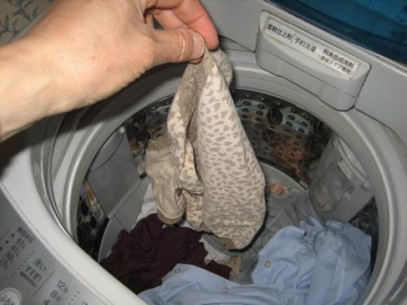 美人姉の洗濯機の中はクロッチにマン汁臭う下着盗撮エロ画像11枚目