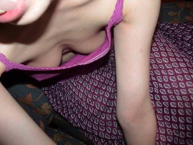 未熟なjkの可愛い乳房と乳首の胸チラ貧乳露出盗撮エロ画像12枚目