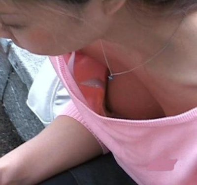 可愛い女子大生の浮きブラとおっぱい乳首ポロリ盗撮エロ画像13枚目