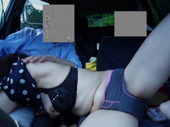 超巨乳な素人人妻とカーセックスハメ撮り不倫エロ画像10枚目
