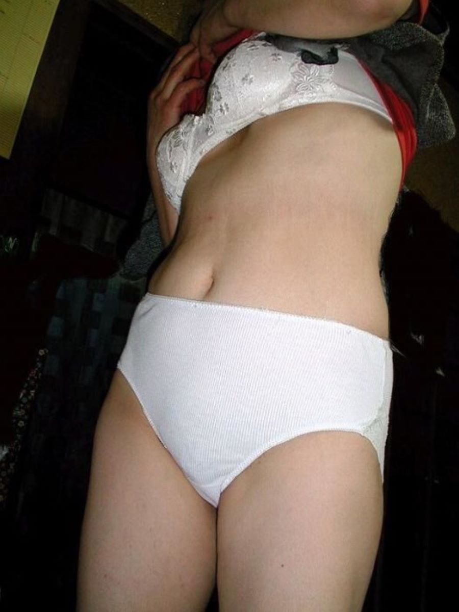 巨尻人妻が食い込み矯正下着で恥じらい自撮りの不倫エロ画像9枚目